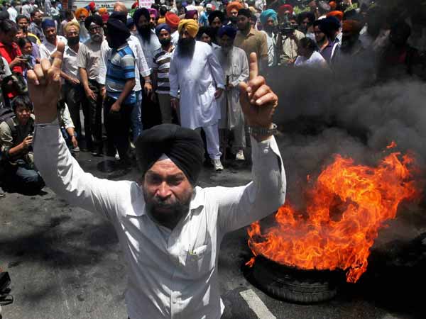 1984 Riots: Sikh protestors burn tyres