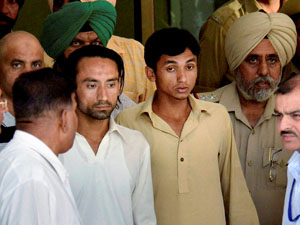 Pak prisoner succumbs to injuries