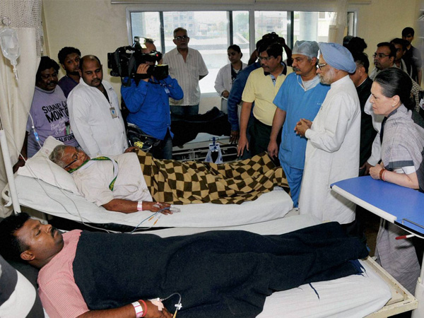 C'garh Naxal Attack: PM, Sonia meet injured in hospital