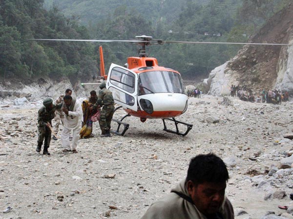 stranded-pilgrims-get-off-helicopter