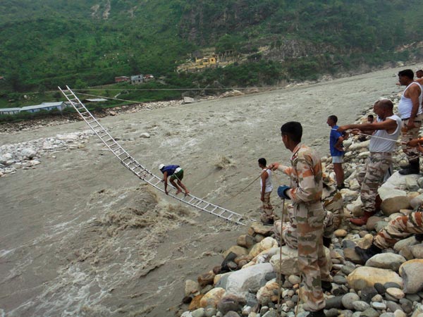 itbp-personnel-rescuing-flood-victims