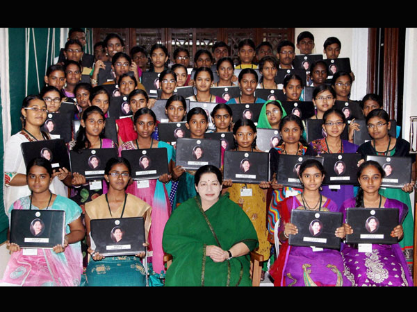 jayalalithaa-girls-laptop