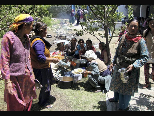 victims-cooking-food-in-uttarakhand