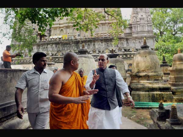 BJP President Rajnath Singh interact with the chief priest