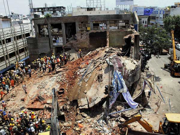 Hotel collapse: Search for survivors on