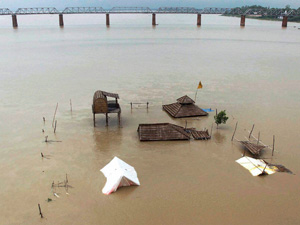 Ganga flowing close to danger mark