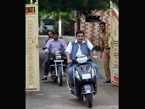 nitin-gadkari-two-wheeler