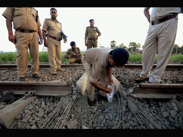 Maoists blow up railway track in Bihar Maoists blow up railway track in Bihar
