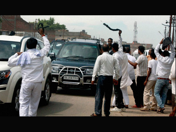 BJP activists showing black flags to Rahul Gandhi