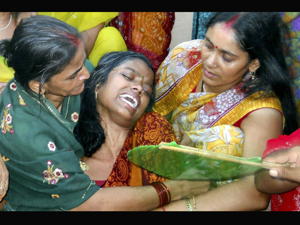 family-members-mourn