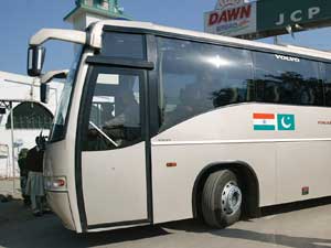 Delhi-Lahore bus halted