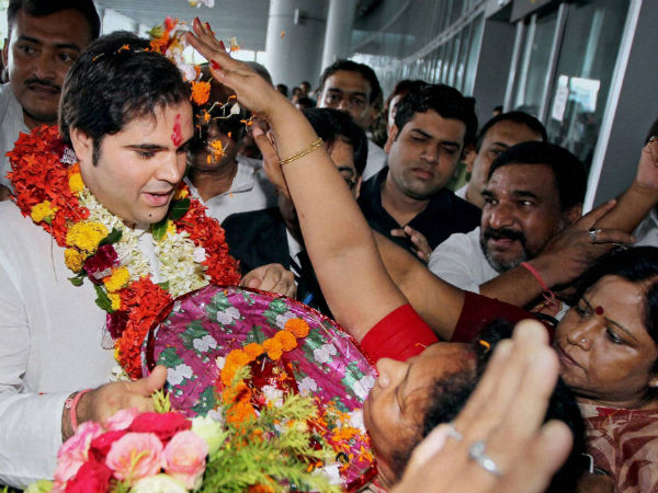 varun-gandhi-kolkata-airport