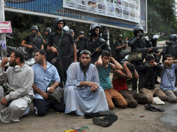 Egypt: Police besiege Cairo mosque