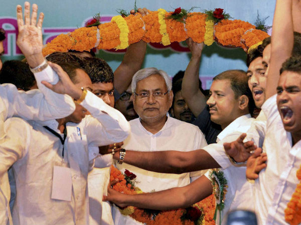 nitish-kumar-garland