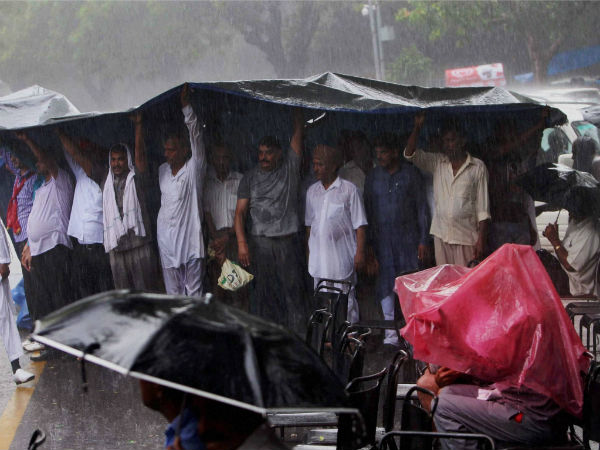 Delhi: heavy rain, traffic out of gear Delhi: heavy rain, traffic out of gear