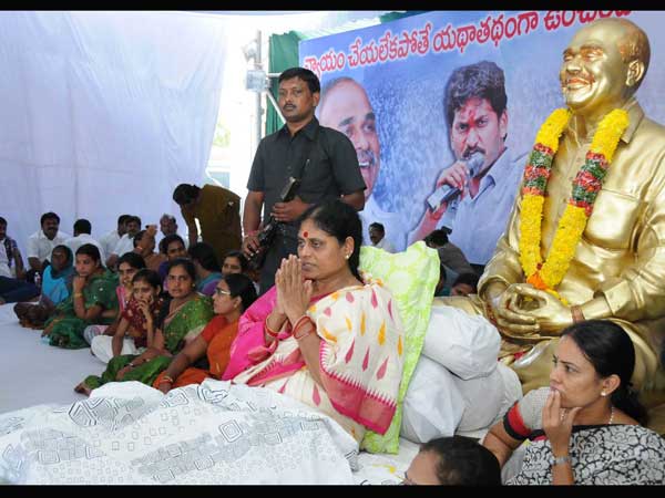ys-vijayamma-protests
