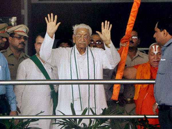 VHP prez Singhal detained at Lucknow 