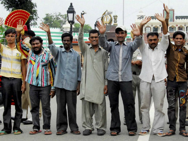 Pakistan hands over 337 prisoners to India Pakistan hands over 337 prisoners to India