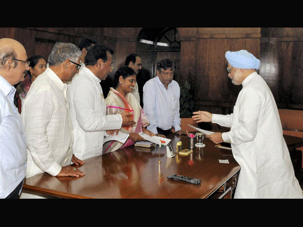 Telangana issue: Vijayamma writes to PM