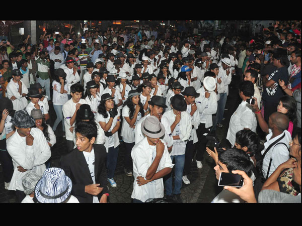 Hundreds crooning