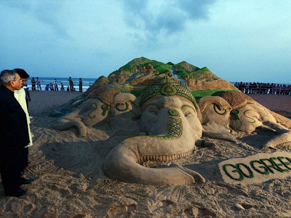 Puri:Prez visits Go Green sand sculpture