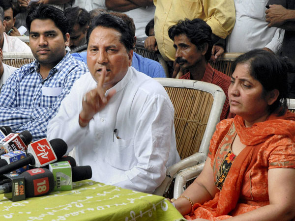 Babulal Nagar with wife