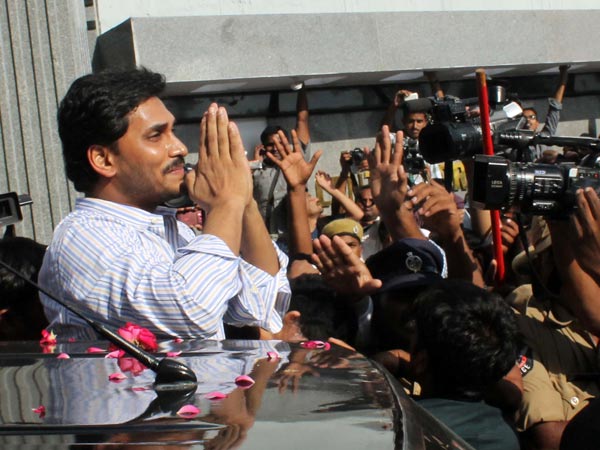 Jagan amid his supporters outside Hyderabad Jail