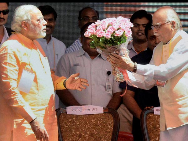 Advani welcomes Modi in Bhopal