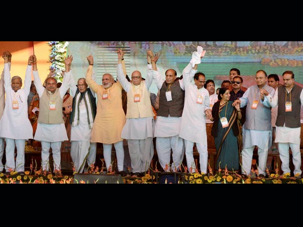 Modi with senior BJP leaders in Bhopal