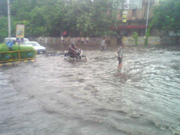 Diwan Ballubhai School Road, Kankaria