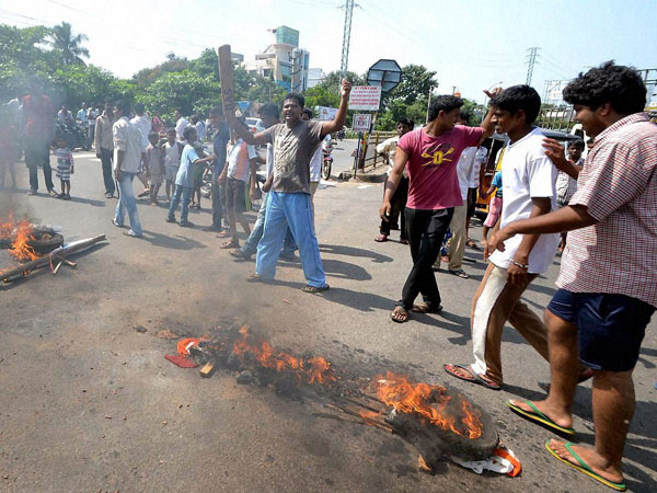 Power employees strike against AP divide