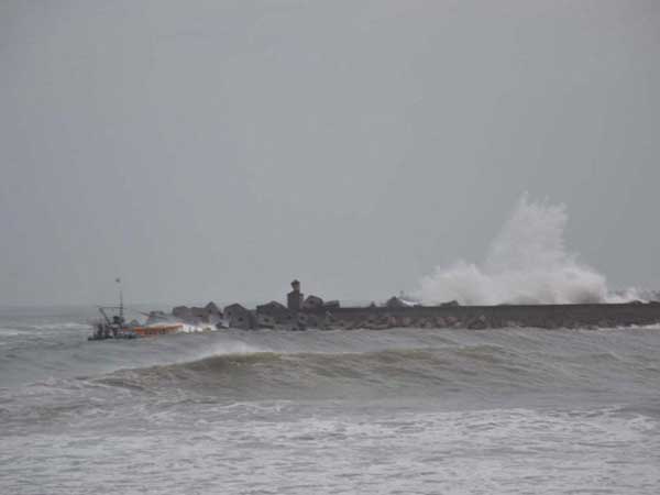 Cyclone Phailin: Crew of lost ship safe