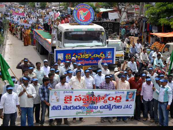 Telangana row: Strike continues...