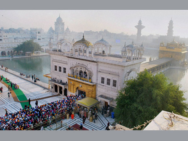 Devotees paying obeisance at Golden Temple