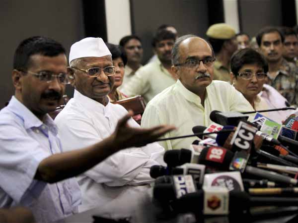 Congress, BJP slam AAP over Anna CD
