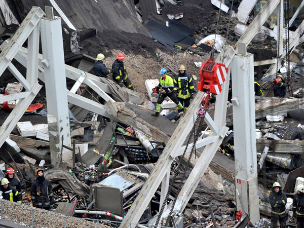 47 dead in supermarket roof collapse