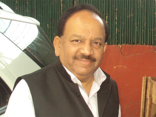 Delhi: LK Advani lauds Harshvardhan 