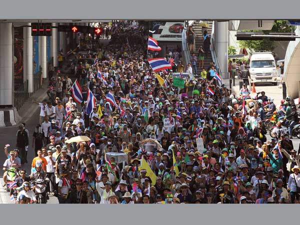 Thai protest: Friendly cops welcome people with roses, tension eases