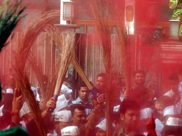 Congress workers in Bihar take up brooms, clean city; AAP effect?