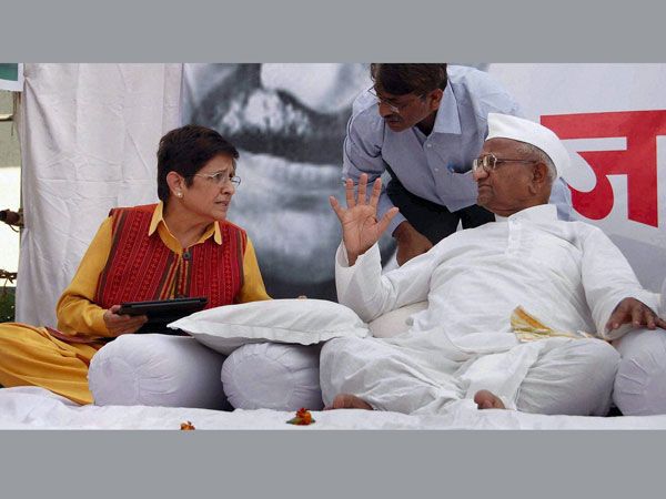 Hazare thanks Rahul for Lokpal commitment; fast enters 8th day