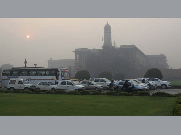 Heavy fog hits rail services; road accident kills 4 in Delhi