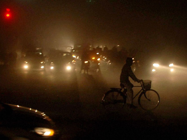Thick fog disrupts normal life in Punjab Thick fog disrupts normal life in Punjab