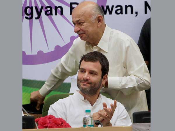 Congress workers congratulate Rahul Congress workers congratulate Rahul