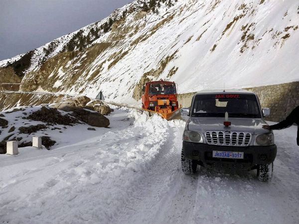 Kashmir Valley cut off for 2nd day after heavy snowfall