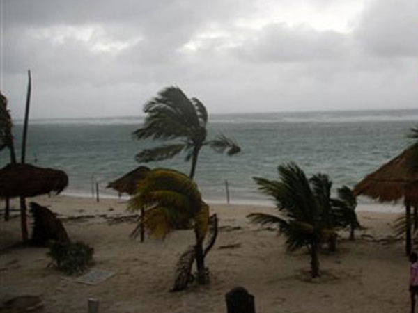 Storm forces some 1,000 flight cancellations at US airports