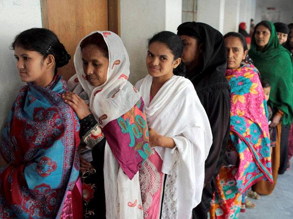 Bangladesh goes to polls amid violence