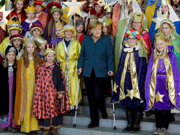 Angela Merkel fractures pelvis on skiis