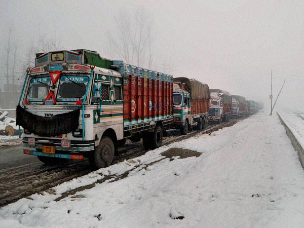 Snowfall: Srinagar-Jammu highway closed