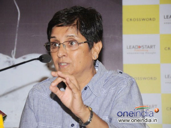 Anna Hazare backs Kiran Bedi 