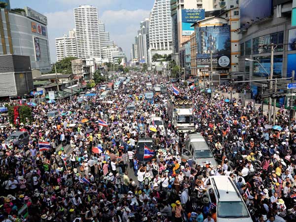 Bangkok shutdown affects two mn people - Oneindia News